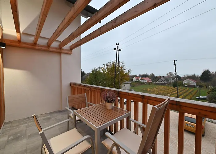 Domaine Edegger - Organic Winery Badacsony 3* バダチョニトマイ